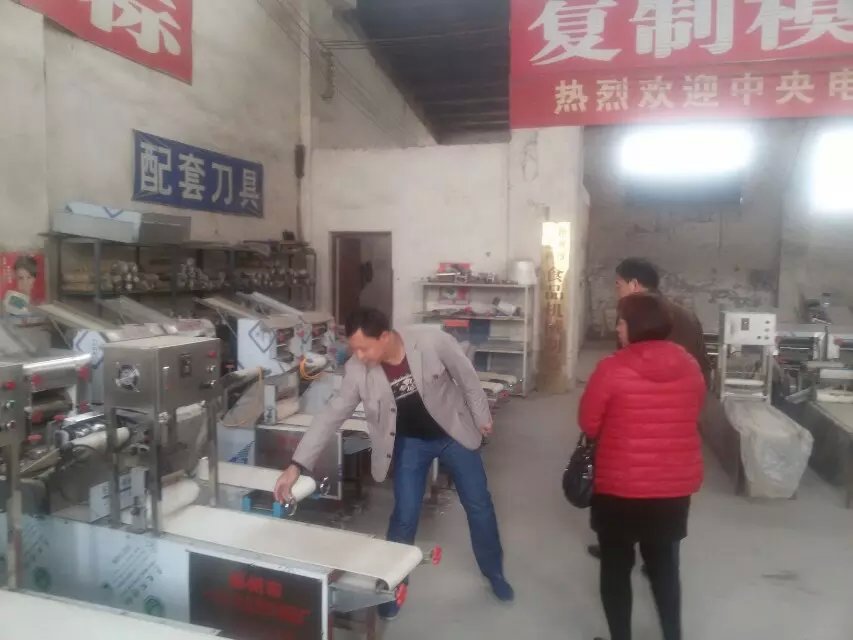 三門(mén)峽客戶一行前來(lái)考察一品鮮燴面機(jī)