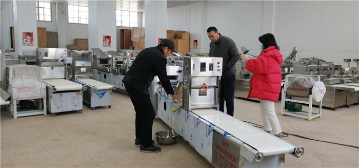 350燴面機(jī)試機(jī)中